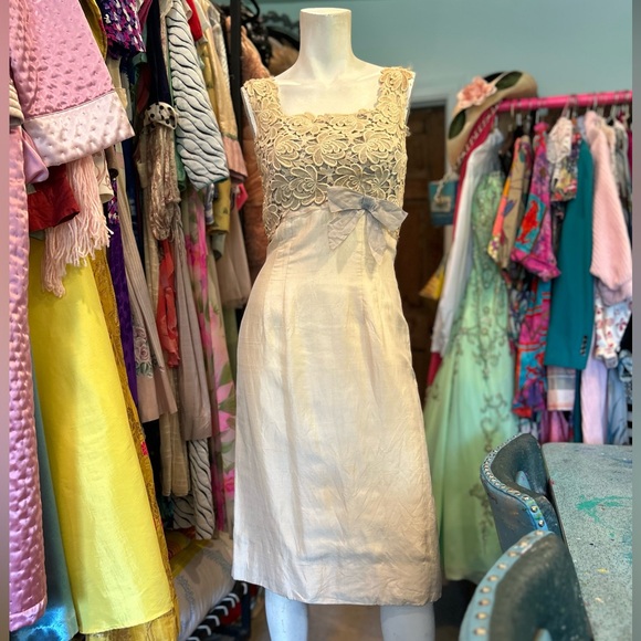 Mid Century Classic Dress - Picture 2 of 14